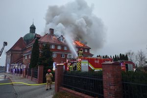 Pożar klasztoru w Braniewie. Trwa akcja służb [ZDJĘCIA]