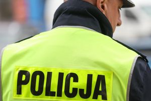 Boso po drodze i na granicy życia – policjanci ratują wychłodzonego 46-latka