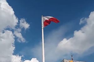 Największa polska flaga powróciła na 