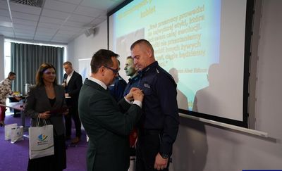 Trwa kampania przeciwko przemocy wobec kobiet. "Kawalerzy Białej Wstążki" odznaczeni w Olsztynie