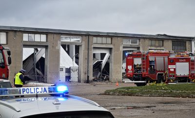 Zawalił się dach hali w Mławie. Nie żyją dwie osoby [ZDJĘCIA]