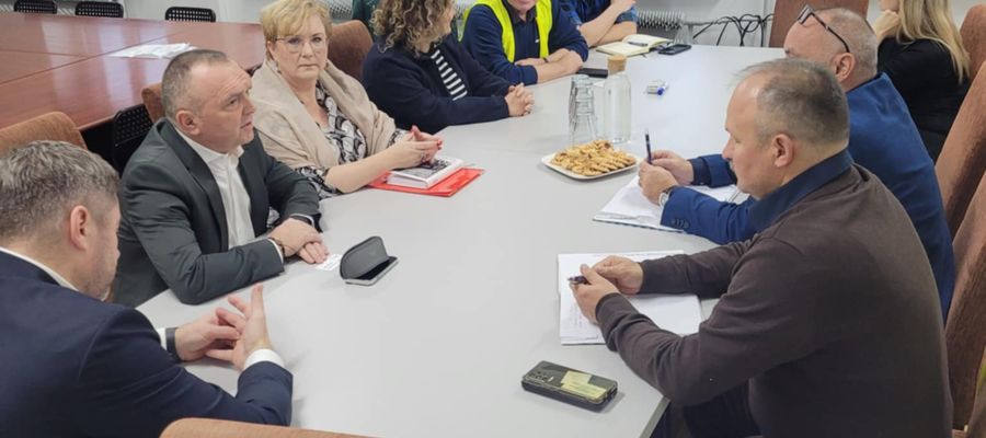 Spotkanie, w którym uczestniczyli przedstawiciele związków zawodowych NSZZ „Solidarność”, zarząd firmy, starosta oraz burmistrz Nidzicy