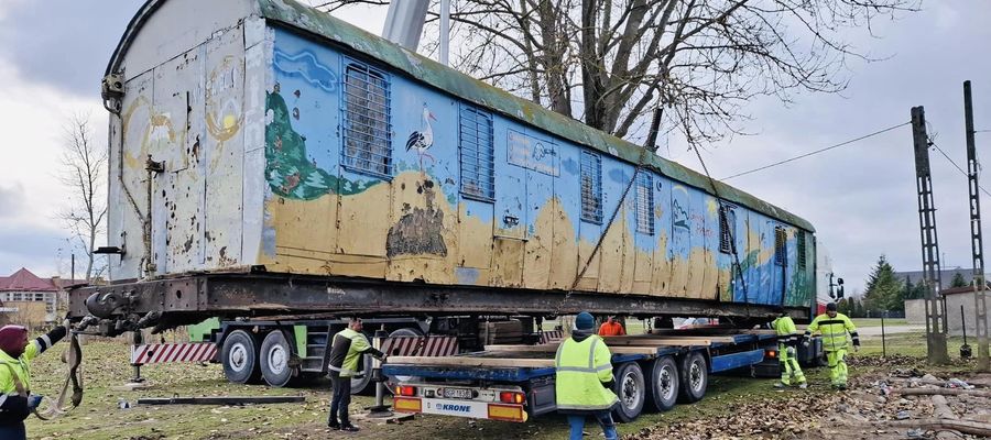 Wagon pełen wspomnień odjechał na lawecie...