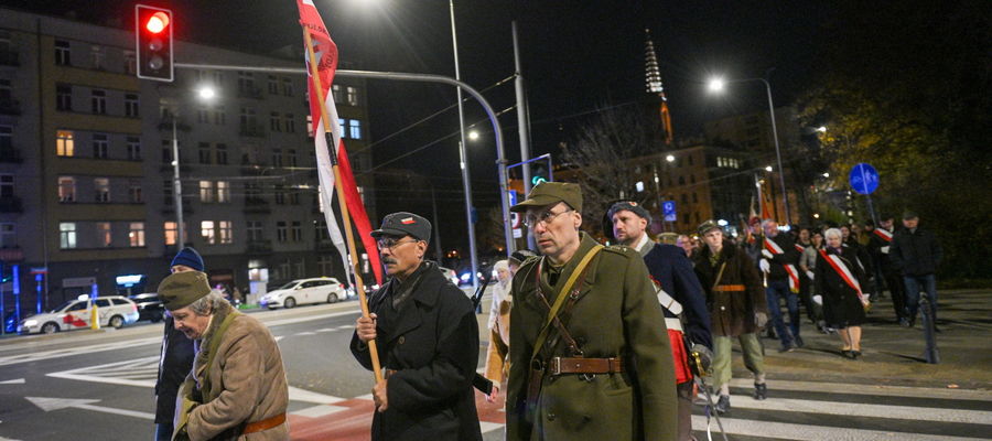 Przemarsz do miejsca pamięci przy Cerkwi w Warszawie, 4 bm. Trwają obchody 230. rocznicy Rzezi Pragi. 