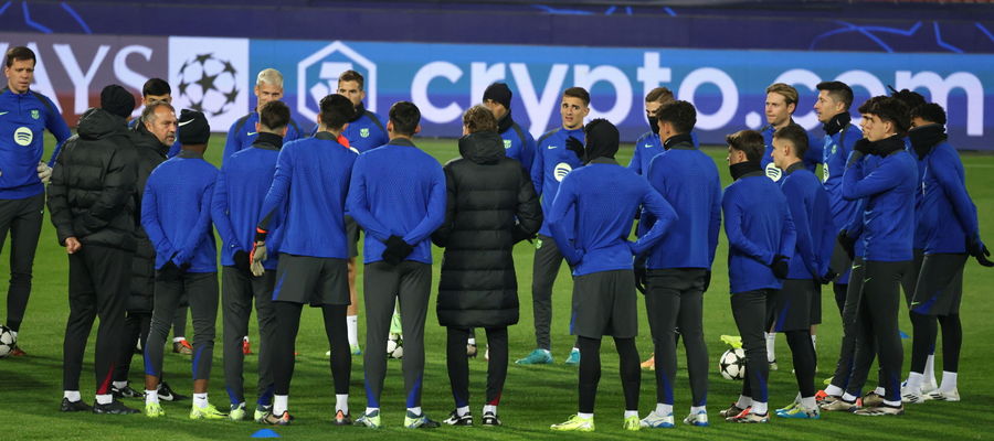 Hansi Flick i piłkarze Barcelony na stadionie w Belgradzie