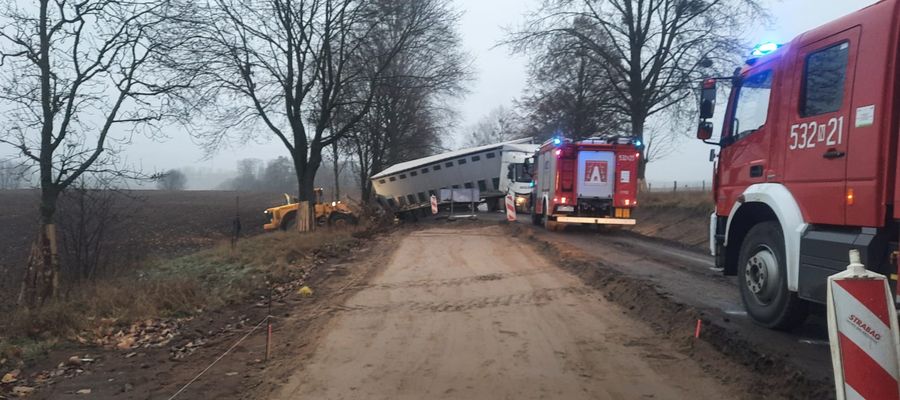 W Zawrotach samochód ciężarowy wypadł z drogi