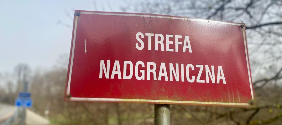 Strefa nadgraniczna zaczyna się przy moście znajdującym się pomiędzy gminą Wilczęta a gminą Płoskinia