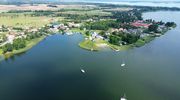 Posiali książki nad jeziorem