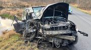 Kierowca stracił panowanie nad pojazdem i uderzył w przydrożne drzewo