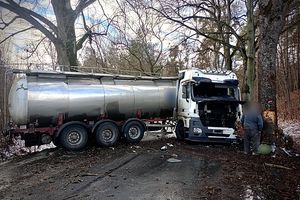 Pierwszy śnieg i kłopoty kierowców na drodze