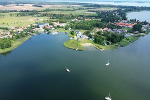 Posiali książki nad jeziorem