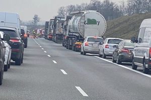 Utrudnienia na S7 w kierunku Warszawy: Samochód osobowy w rowie