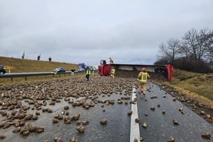 Przewrócona ciężarówka z burakami zablokowała S7 