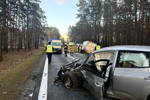 Słońce oślepiło kierowcę. Zjechał na lewy pas 