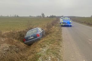 Straciła panowanie nad autem i wjechała do rowu