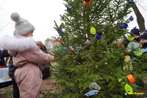 Odblaskowa choinka stanęła przed Komendą