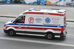 Chaos w ambulansie: Oficer SOP w ataku furii na medyków