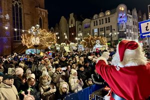 Elbląski Jarmark Bożonarodzeniowy 2024: Rozświetlenie choinki i św. Mikołaj na łodzi [ZDJĘCIA]