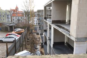 Ogromny apartamentowiec przy ul. Wyzwolenia w Olsztynie wciśnięty między kamienice. Zaglądamy na budowę [ZDJĘCIA]