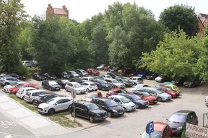 Dziki parking w centrum Olsztyna. 