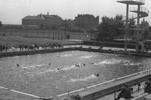 Pierwszy basen w Warszawie. Rozgrywano na nim zawody w waterpolo