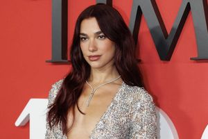 Dua Lipa zaręczona? Fani dostrzegli pierścionek na świątecznym zdjęciu!