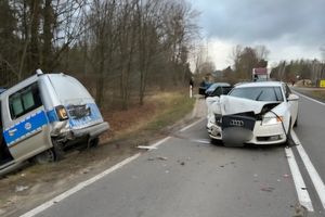 Wypadek z udziałem policjantów w Wierzbowie. Droga jest zablokowana, a policjanci kierują na objazdy 