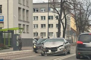 Wypadek w centrum Olsztyna. Trzy osoby w szpitalu