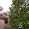 Odblaskowa choinka stanęła przed Komendą Powiatową Policji w Mrągowie