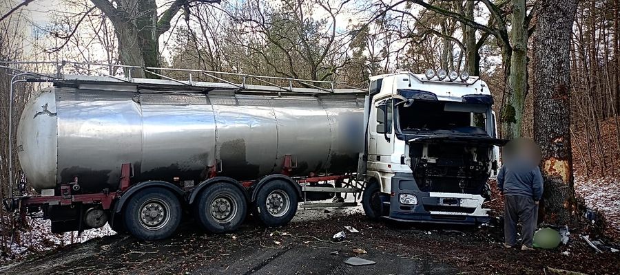 Na drodze wojewódzkiej nr 528 na wysokości miejscowości Niebrzydowo Wielkie pojazd ciężarowy uderzył w przydrożne drzewo 