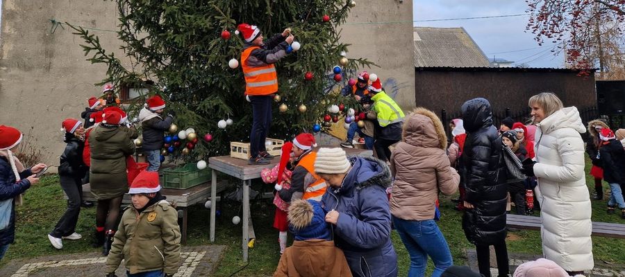 Strojenie choinki przez najmłodszych w Biskupcu, to lokalna tradycja