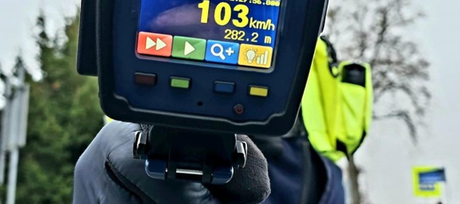 Kierowca po przekroczeniu dozwolonej prędkości w obszarze zabudowanym o minimum 50 km/h traci prawo jazdy na okres 3 miesięcy