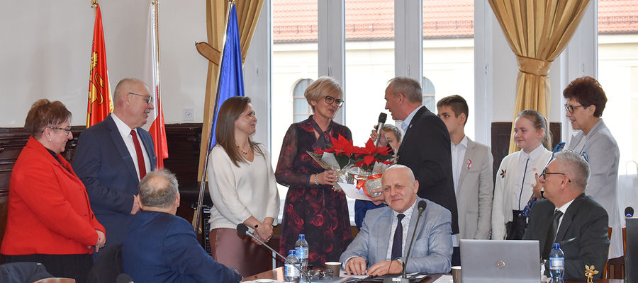 Moment złożenia gratulacji Sylwii Pisarskiej, nauczycielce z Łąkorza