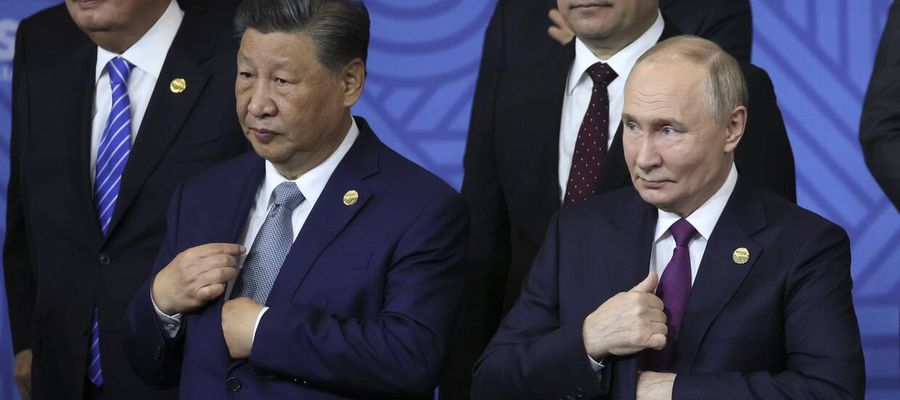 Na pierwszym planie Xi Jinping i Władimir Putin 
