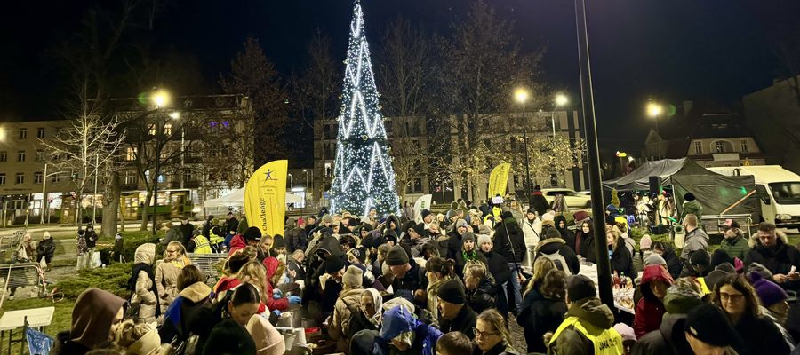 Na placu Dworcowym pojawiło się ponad 200 osób