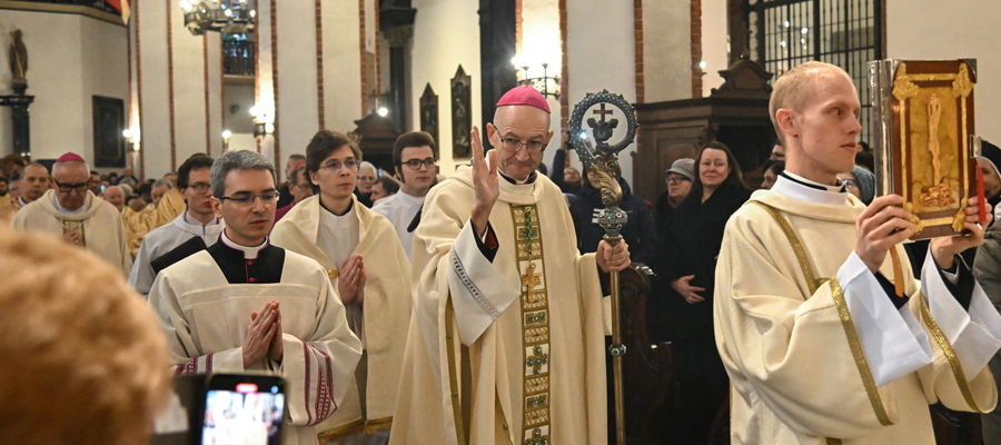 Metropolita warszawski abp Adrian Galbas (C) podczas mszy świętej w stołecznej bazylice archikatedralnej św. Jana Chrzciciela inaugurującej Obchody Roku Jubileuszowego 2025 w Archidiecezji Warszawskiej, 29 bm. Rok Jubileuszowy 2025 w Archidiecezji Warszawskiej potrwa do 28 grudnia 2025 roku. 