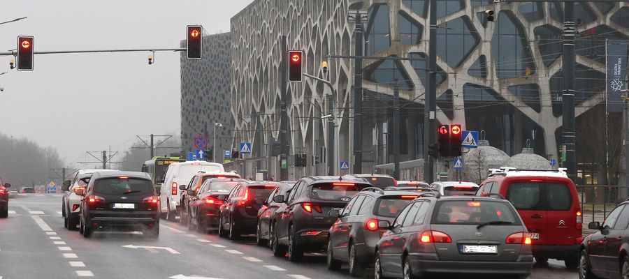 W ciągu trzech kwartałów tego roku kamery na olsztyńskim skrzyżowaniu zarejestrowały 2000 przypadków przejazdu na czerwonym świetle