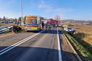 Wypadek na drodze 527. Dwie osoby w szpitalu 