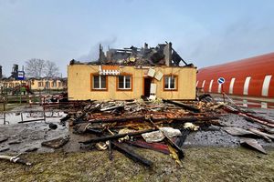 Pożar strawił budynek szkoły. Mieszkańcy założyli zrzutkę