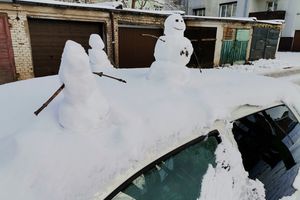 Śnieg na Warmii i Mazurach. Czy na ulicach może być niebezpiecznie przez nieodśnieżone samochody? 