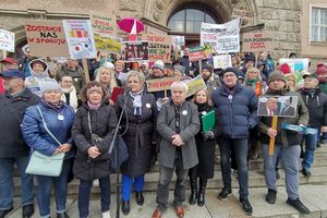 Trwa protest przed olsztyńskim ratuszem. To spór o granice [ZDJĘCIA]