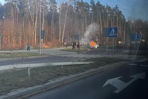 Na rondzie w kierunku Bartąga doszło do pożaru samochodu