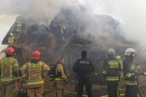 Ogromny pożar budynku w Mikołajkach. Ewakuowano dwie osoby 