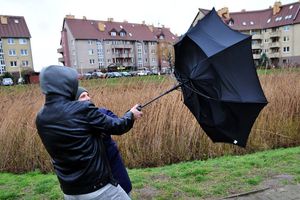 IMGW ostrzega przed silnym wiatrem w całym kraju