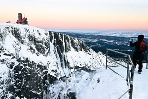 Trudne warunki w górach: turysta w Karkonoszach osunął się z krawędzi