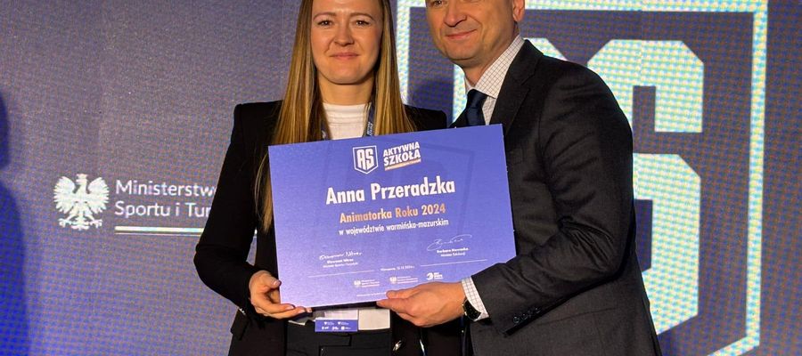 W Centrum Konferencyjnym na stadionie PGE Narodowym w Warszawie Anna Przeradzka odebrała nagrodę Animatorki Roku 2024 w województwie warmińsko-mazurskiego z rąk Ministra Sportu i Turystyki Sławomira Nitrasa. 