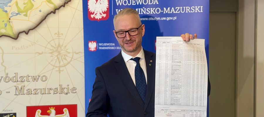 Radosław Król, wojewoda warmińsko-mazurski prezentuje listę samorządów z dofinansowaniem budowy dróg