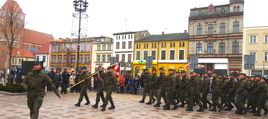 Wejście żołnierzy z brodnickiej jednostki na nowomiejski rynek