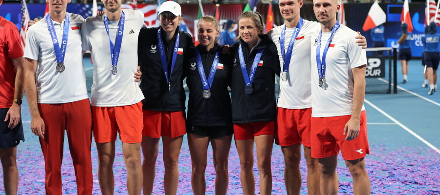 Od lewej: Mateusz Terczyński (kapitan), Hubert Hurkacz, Iga Świątek, Maja Chwalińska, Alicja Rosolska, Kamil Majchrzak i Jan Zieliński podczas ceremonii medalowej