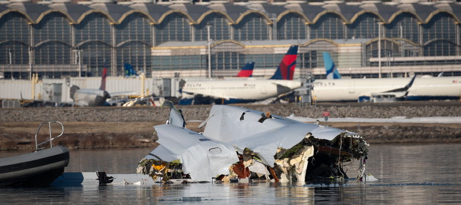 Samolot pasażerski Bombardier CRJ-700 linii American Airlines, lecący z Wichita, zderzył się ze śmigłowcem UH-60 Black Hawk tuż przed pasem startowym lotniska im. Ronalda Reagana w Arlington pod Waszyngtonem. 